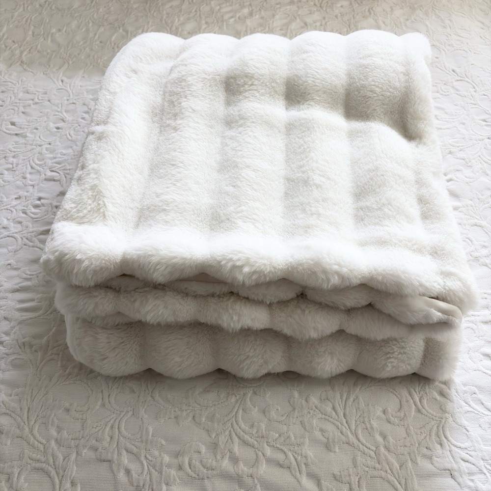 Berkshire Costco Faux Fur Throw Blanket White 60x70 Plush Soft Cozy Home 1727165